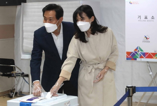오세훈 국민의힘 서울시장 후보와 부인 송현옥 씨가 3일 서울 광진구 자양3동 주민센터 사전투표소에서 투표하고 있다.  연합뉴스